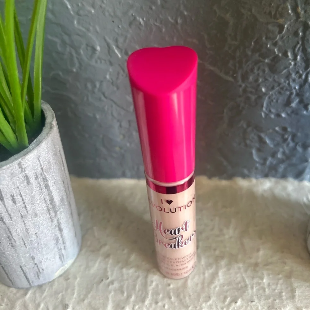 Revolution Heartbreak Concealer Buttermilk with Pink Heart Cap NWT